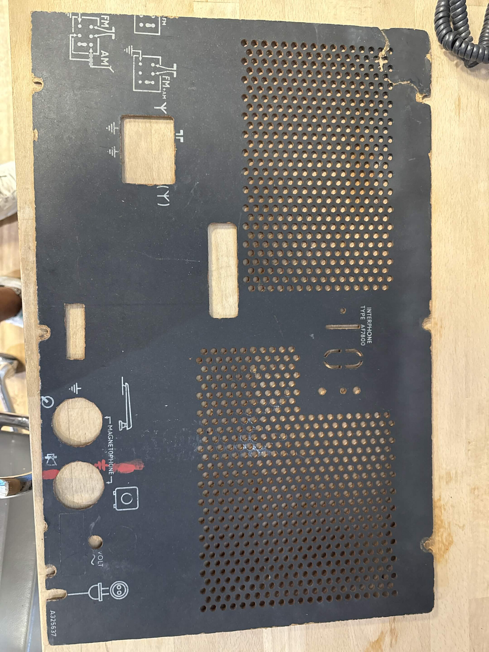 הלוח האחורי של המכשיר הבלגי ובו הכיתוב INTERPHONE TYPE AF7800