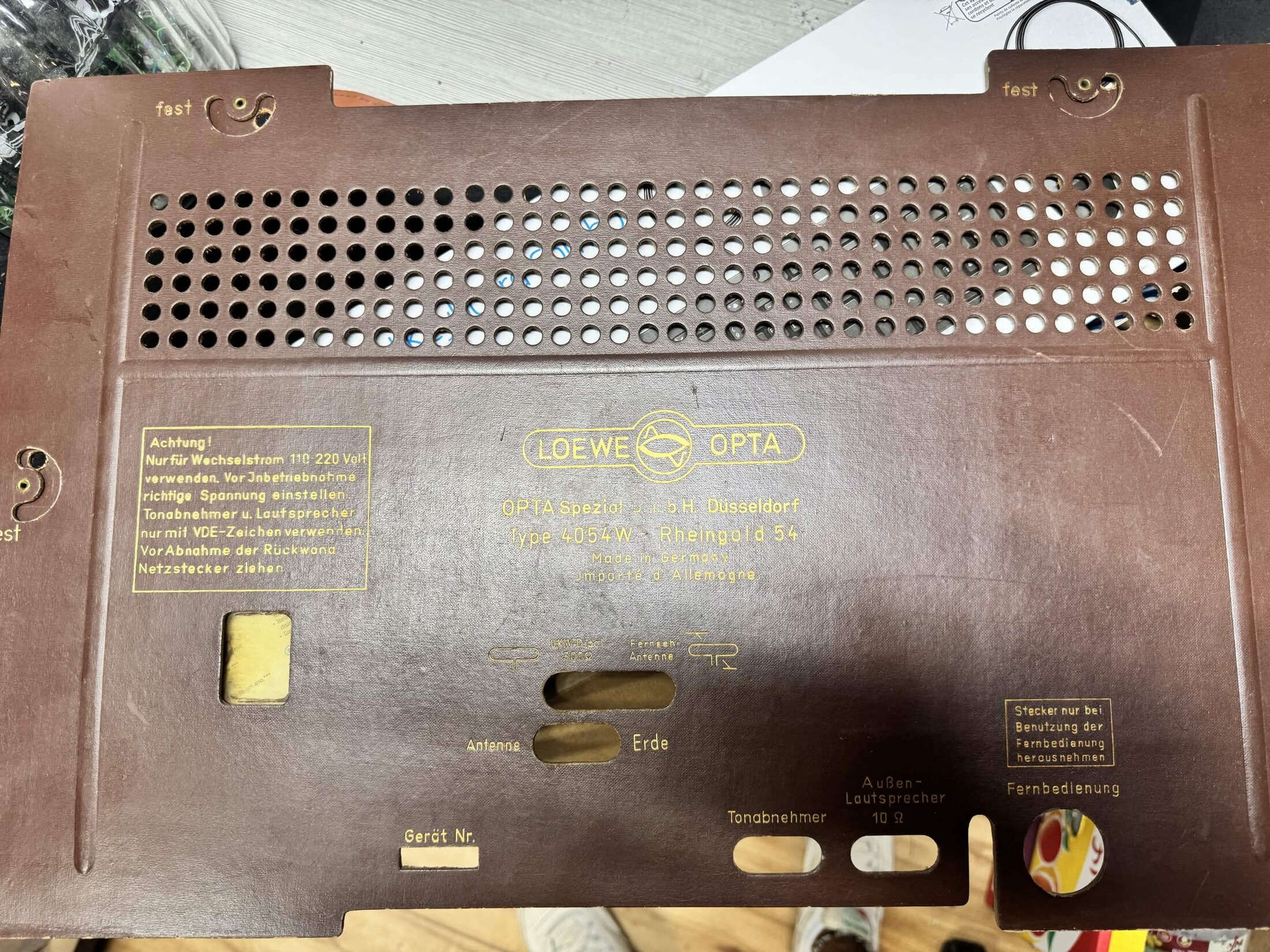 הלוח האחורי של הריינגולד ובו הכיתוב Loewe Opta Type 4054W והשקע לשלט רחוק