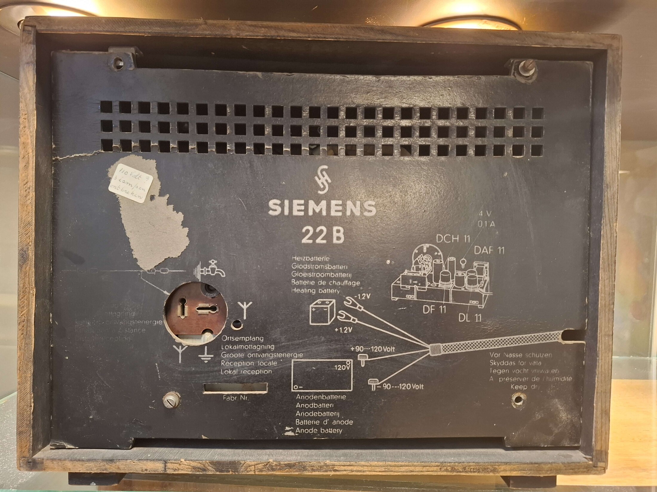 הלוח האחורי של הזימנס 22B עם שם הדגם, המנורות ותרשים חיבור הסוללות