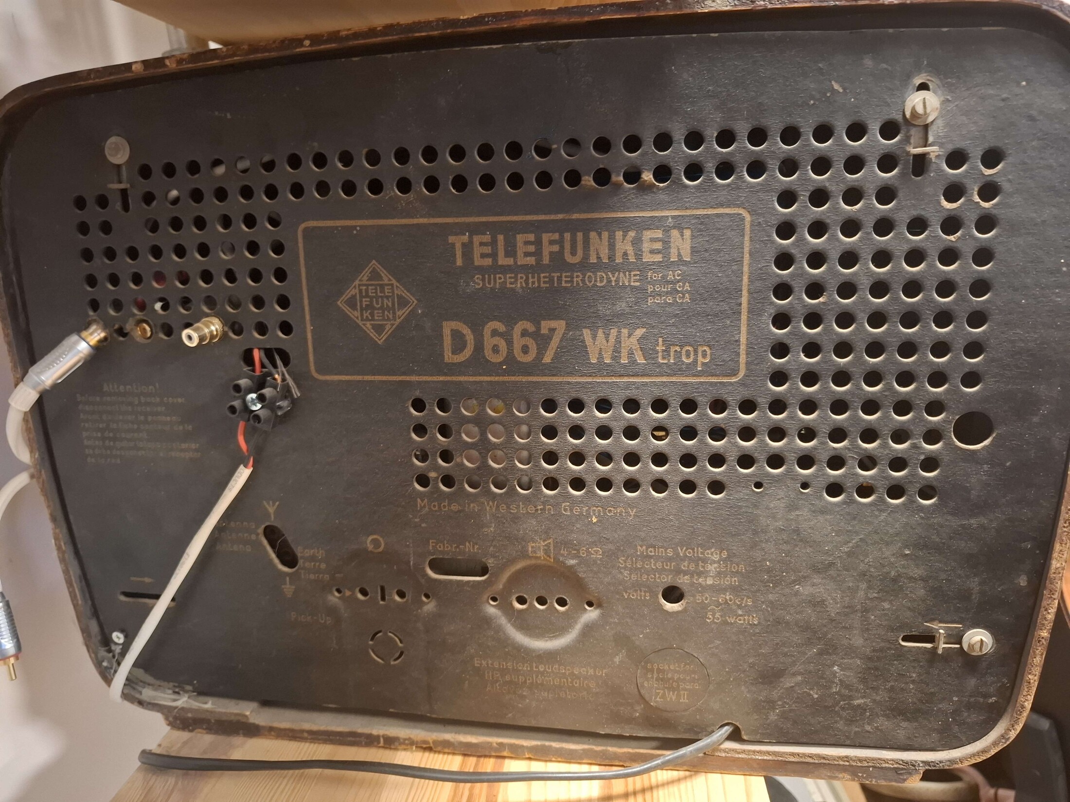 הלוח האחורי של הטלפונקן ובו שם הדגם D667WK trop והכיתוב Made in Western Germany