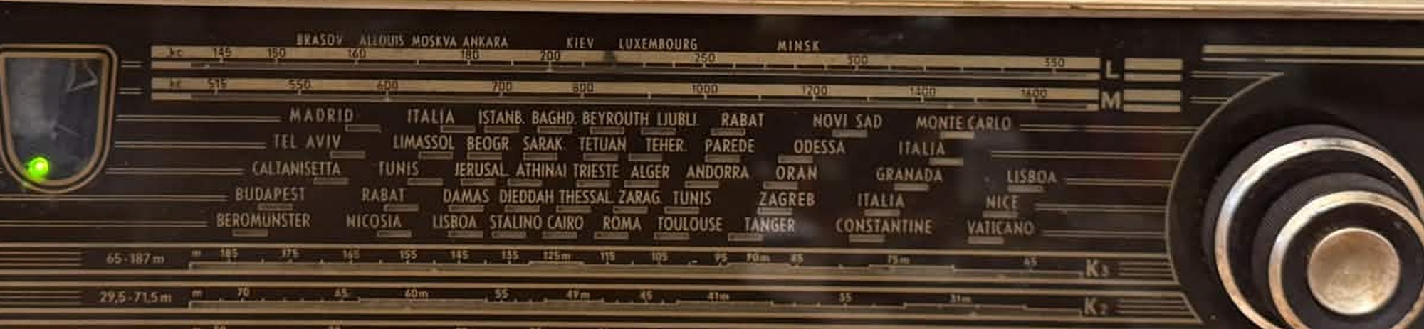 סקאלת הכוונון של הטלפונקן, ובה מודפסות תל אביב וירושלים